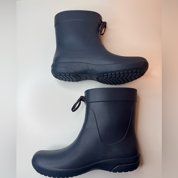 Women’s Crocs Freesail Shorty Rain Boot 203851 in Dark Navy Women's Size 8 - Picture 15 of 16